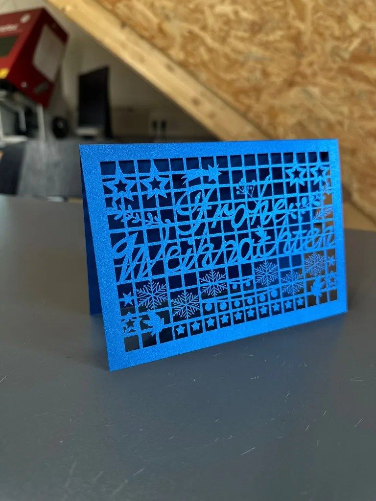 Filigraner Lasercut auf farbigem Karton