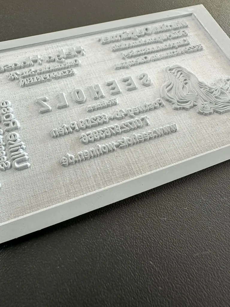 Stapel laserbearbeiteter Kartonprodukte